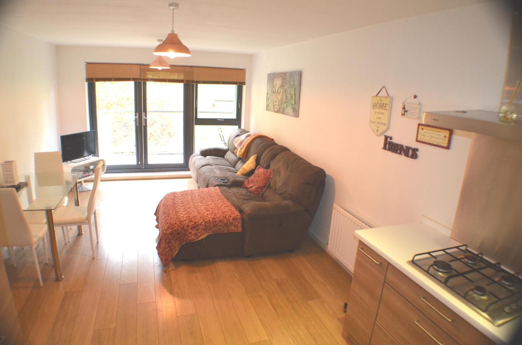 Brentwood Town Retreat - Large 2 Bedroom Apartment Room photo